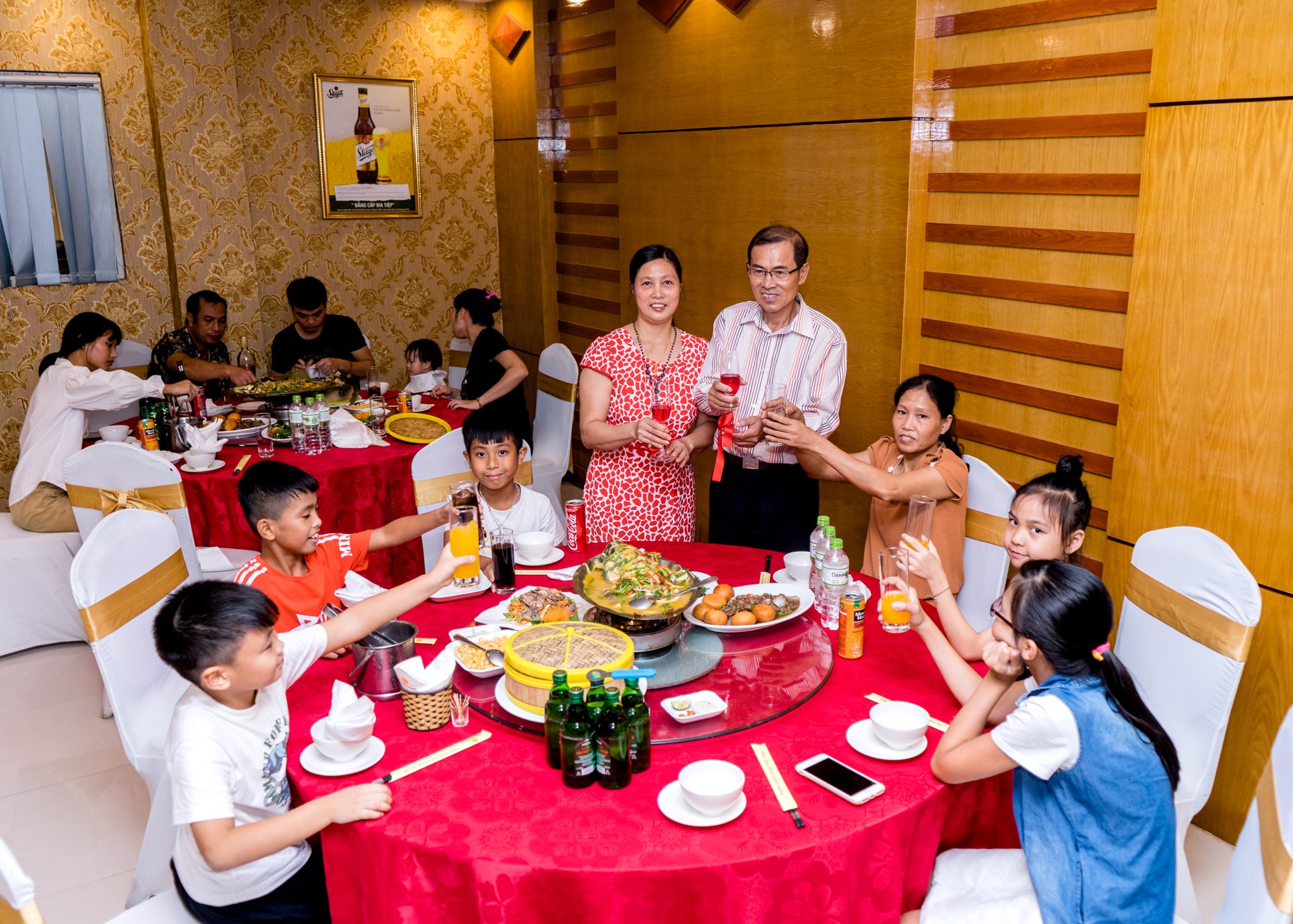 Group of friend eating